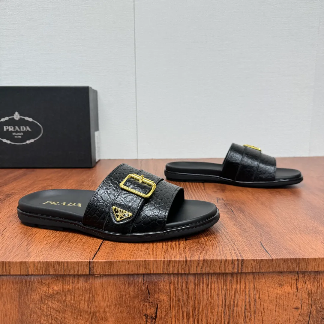 Batch 580 Prada/Prada's new men's straight style genuine leather slippers. Retro inspiration and modern lines coexist harmoniously. The dynamic design is decorated with the brand's iconic symbols and characteristic details. Genuine leather bottom layer, inner calfskin upper including stone pattern cowhide, smooth calfskin, and classic canvas three-logo pattern are available in three styles. It is decorated with genuine leather buckle straps, metal buckle details, and embellished with gold classic enamel brand logo details. Thin rubber soles are standard, and a complete package! Size: 39-40-41-42-43-44-45 Leather shoe size Item number: 2X3064 Stone pattern